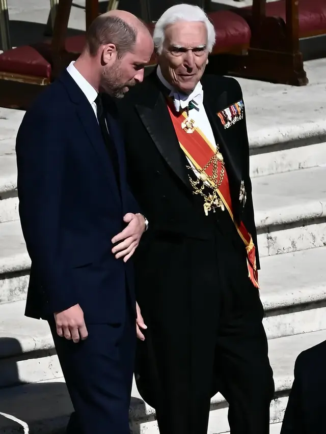 Pangeran William dan Donald Trump Kenakan Jas Biru Navy Saat Pemakaman Paus, Langgar Aturan?