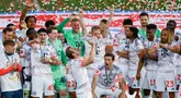 Bayern Munchen resmi menjuarai Bundesliga 2024/2025. Ini menjadi momen bersejarah bagi Harry Kane yang akhirnya mengangkat trofi pertamanya sepanjang kariernya. (AFP/Michaela Stache)