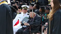 Veteran Perang Dunia II, Bob Barger (96) mengikuti upacara kelulusan di University of Toledo, Ohio, 5 Mei 2018. Bob Barger bergabung dengan lebih dari 3.000 lulusan yang lebih muda darinya, untuk menerima gelar diplomanya (AP/Carlos Osorio)
