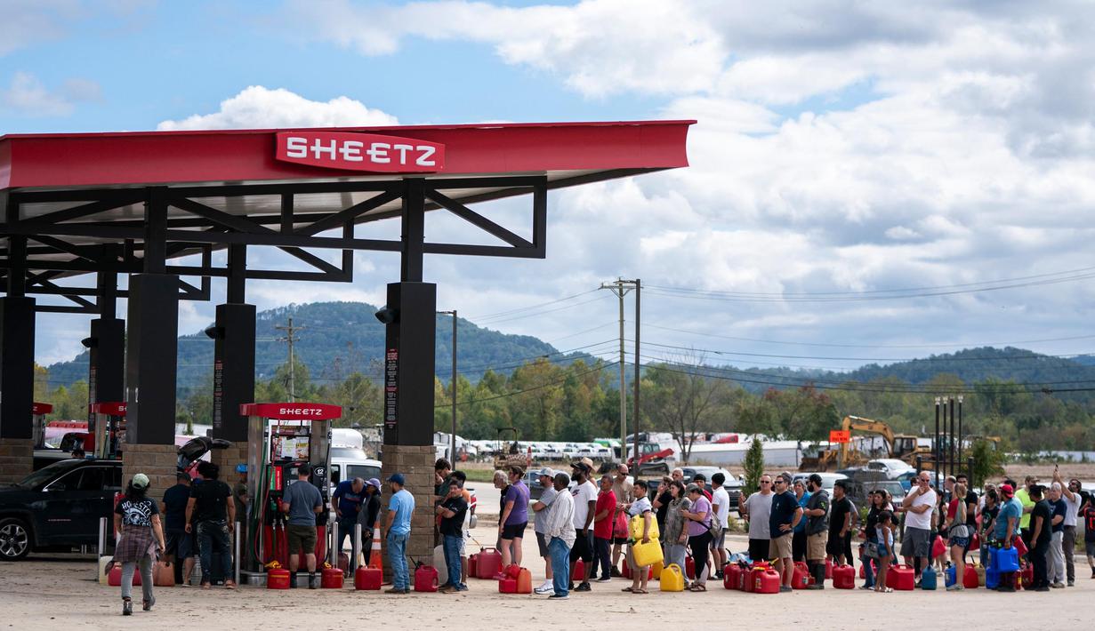 Orang-orang harus mengantre berjam-jam untuk mendapatkan bensin. (Sean Rayford/Getty Images North America/Getty Images via AFP)