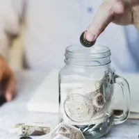 Tetap bisa menabung meski gaji pas-pasan. (foto: freepik)