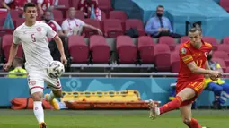 Pada menit ke-10 giliran striker Wales, Gareth Bale yang mengancam gawang Denmark. Tembakannya masih melebar di tiang jauh. (Foto: AP/Pool/Peter Dejong)