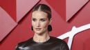 Rosie Huntington-Whiteley berpose saat menghadiri British Fashion Awards di London pada 5 Desember 2022. Rosie datang 10 bulan setelah melahirkan putri pertamanya Isabella, dengan pasangannya Jason Statham. (Photo by Vianney Le Caer/Invision/AP)