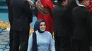 Di momen pelantikan, ia tampil kenakan kebaya modern warna biru muda yang dipadukan dengan hijab, kain batik, dan selendang warna biru tua. [Dok/KLY/Budy Santoso].