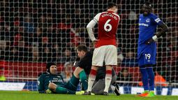 Kiper Arsenal Petr Cech mendapat perawatan medis saat melawan Everton dalam pertandingan Liga Inggris di Stadion Emirates, London (3/2). (AP Photo / Alastair Grant)
