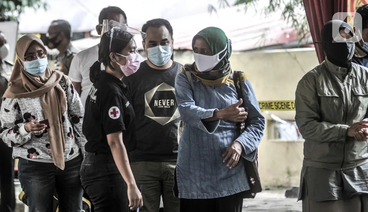 Keluarga korban kecelakaan pesawat Sriwijaya Air SJ 182 antre untuk memberikan data forensik di Posko Ante Mortem RS Polri, Jakarta, Minggu (10/1/2021). Keluarga korban jatuhnya Sriwijaya Air SJ 182 terlihat cemas dan menangis saat menanti kedatangan korban. (merdeka.com/Iqbal S. Nugroho)