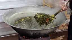 Petugas memasak untuk persiapan berbuka puasa umat Muslim di dapur umum Masjid Istiqlal, Jakarta, Senin (21/5). Makanan berbuka puasa ini dibagikan untuk para jamaah dari berbagai kalangan di masjid Istiqlal. (Liputan6.com/Arya Manggala)