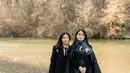 Potret OOTD menggemaskan dari Valencia Tanoesoedibjo bersama sang ibu. Berpose bersama di pinggir danau, keduanya kompak mengenakan outfit musim dingin serba hitam. Foto: Instagram.