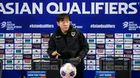 Pelatih Timnas Indonesia Shin Tae-yong dalam sesi konferensi pers jelang Timnas Indonesia Vs Jepang. Konferensi pers digelar di Stadion Utama Gelora Bung Karno, Jakarta, Kamis (14/11/2024). (Bola.com/Bagaskara Lazuardi).