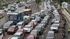 Kendaraan terjebak kemacetan di Jalan Gatot Subroto, Jakarta, Rabu (4/2/2020). Kemacetan tersebut imbas unjuk rasa mahasiswa di depan Gedung DPR. (Liputan6.com/Johan Tallo)