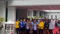 Pasangan bacapres dan bacawapres Koalisi Indonesia Maju (KIM) Prabowo Subianto dan Gibran Rakabuming Raka tiba di kantor komisi pemilihan umum (KPU), Rabu (25/10/2023). (Liputan6.com/Radityo Priyasmoro)
