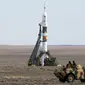 Pesawat luar angkasa, Soyuz TMA-18M saat akan siap landas di kosmodrom Baikonur, Kazakhstan,Rabu (2/9/2015). Pesawat akan diberangkatkan pada pagi ini. (REUTERS/Shamil Zhumatov)