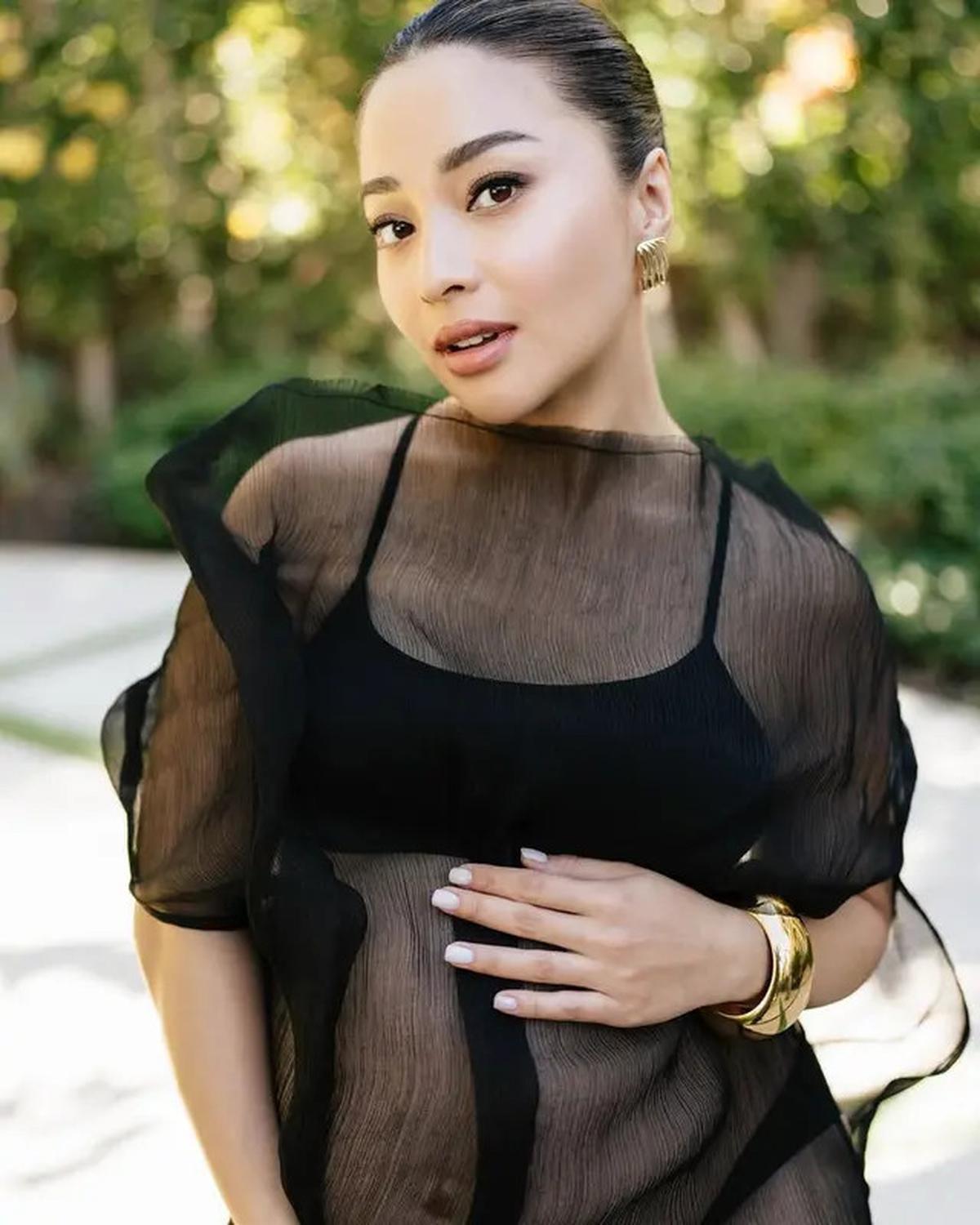 6 Potret Glowing Nikita Willy Lakoni Maternity Shoot di Luar Negeri, Elegan dengan Crop Top-Baju Transparan