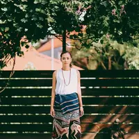 Adinia Wirasti bukan hanya  piawai dalam urusan akting, namun di dunia fashion wanita ini juga tak jarang menjadi sorotan publik. Pasalnya, aktris ini kerap berpenampilan etnik dan pastinya keren banget. (Instagram/wrst)