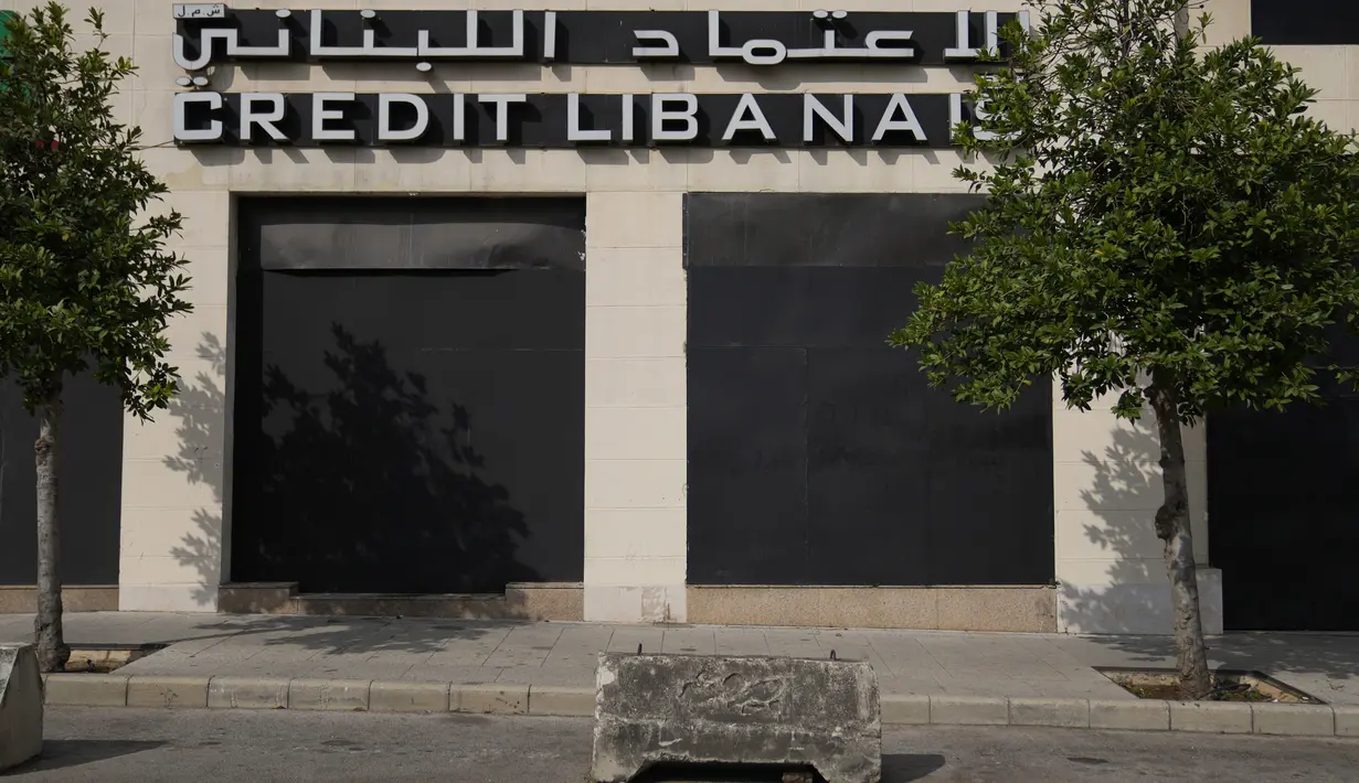 Fasad cabang Credit Libanais Bank yang tutup ditutupi dengan lembaran logam untuk mencegah tindakan sabotase di Beirut, Lebanon, Selasa (20/9/2022). Sebelumnya telah terjadi serangkaian insiden di cabang bank, dengan nasabah berusaha menarik tabungan dolar AS yang telah dibekukan selama tiga tahun. (AP Photo/Hassan Ammar)