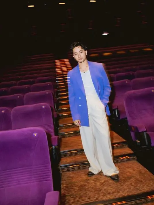 Terakhir, ada Bryan Domani sebagai Leo yang tampil klasik dengan blazer biru dari Hartono Gan Homme. @armanfebryan.