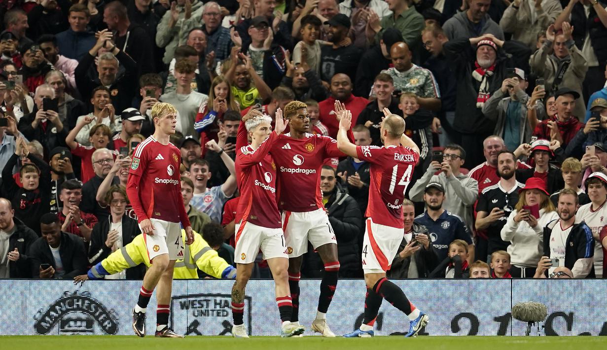Pemain Manchester United merayakan gol ke gawang Barnsley yang dicetak oleh Marcus Rashford (kedua kanan) pada laga Carabao Cup 2024/2025 di Old Trafford, Manchester, Inggris, Rabu (18/09/2024) WIB. (AP Photo/Dave Thompson)