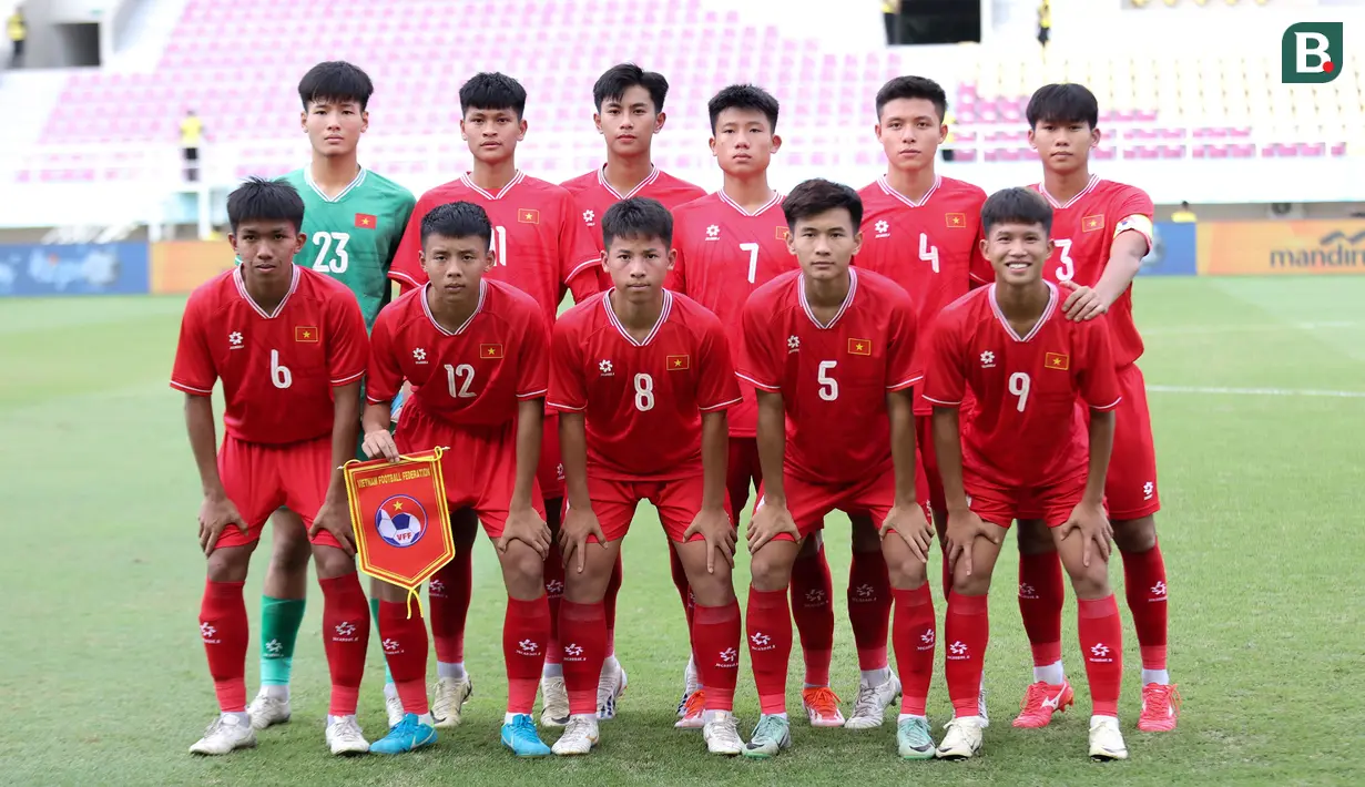 <p>Para pemain starting XI Timnas Vietnam U-16 berfoto bersama jelang menghadapi Timnas Thailand U-16 pada laga semifinal Piala AFF U-16 2024 di Stadion Manahan, Solo, Senin (1/7/2024). (Bola.com/Abdul Aziz)</p>