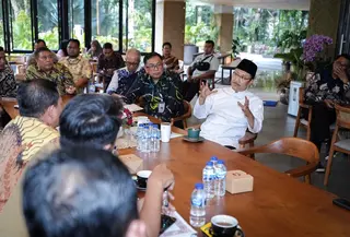 Menteri Sosial Saifullah Yusuf atau Gus Ipul mengajak Pemerintah Kabupaten Bandung Barat dan Pekalongan memperluas jangkauan Perlindungan Sosial (Perlinsos) Digital melalui Gerakan Nasional Peduli Tetangga.