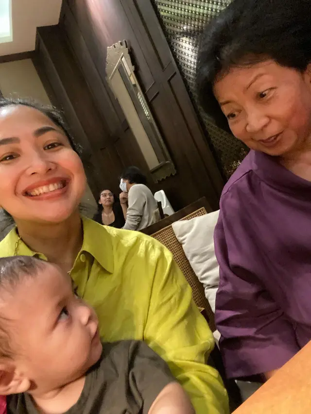 Jadi Nenek Gaul, Ini 6 Momen Feni Rose Bersama sang Cucu