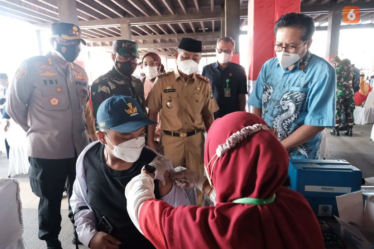 Jubir Presiden Mochamad Fadjroel Rachman meninjau vaksinasi bag pelajar di Kabupaten Gowa (Liputan6.com/Istimewa)