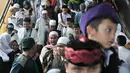 Kepadatan peserta Reuni 212 setibanya di Stasiun Gondangdia, Jakarta, Minggu (2/12). Kepadatan tersebut terkait acara Reuni 212 yang digelar di Monumen Nasional atau yang populer dengan Monas. (Merdeka.com/Iqbal S. Nugroho)