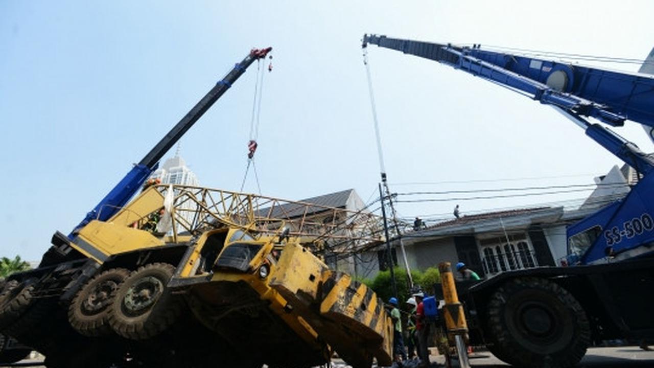 Proses evakuasi crane timpa rumah di Kebayoran Baru