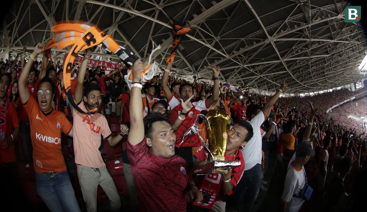 Suporter Persija merayakan gol yang dicetak Marko Simic ke gawang Mitra Kukar pada laga Liga 1 di SUGBK, Jakarta, Minggu (09/12). (Bola.com/M Iqbal Ichsan)