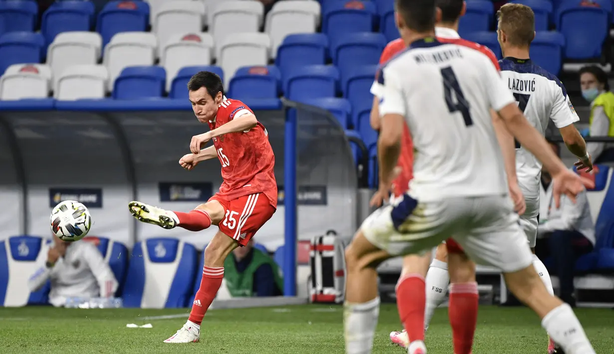Bek Rusia, Vyacheslav Karavaev, melepaskan tendangan saat menghadapi Serbia pada laga Nations League di VTB Arena, Jumat (4/9/2020) dini hari WIB. Rusia menang 3-1 atas Serbia. (AFP/Alexander Nemenov)