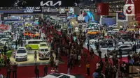 Pengunjung melihat produk mobil terbaru yang dipamerkan dalam ajang Gaikindo Indonesia International Auto Show (GIIAS) 2024 di Indonesia Convention Exhibition (ICE) BSD, Serpong, Kabupaten Tangerang, Banten, Kamis (18/7/2024). (Liputan6.com/Angga Yuniar)