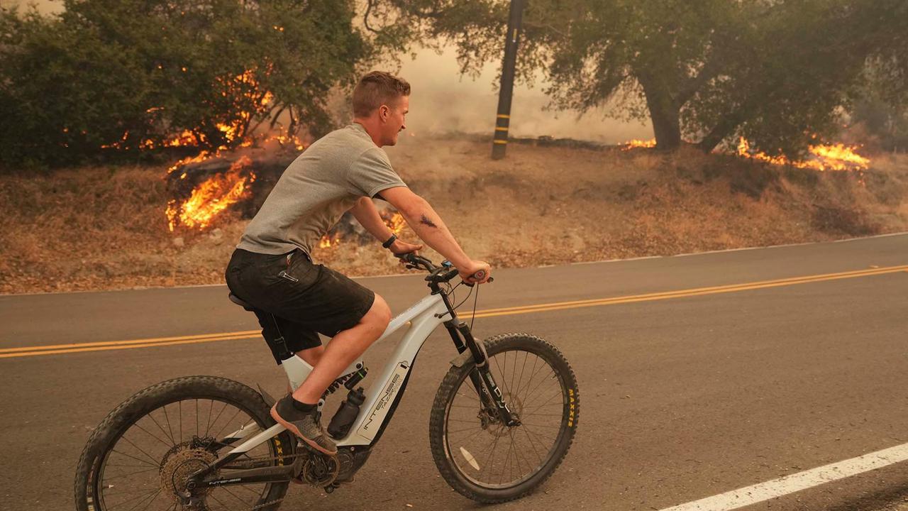 FOTO: Kebakaran Hutan Mengerikan di Utara Los Angeles,  Ribuan Warga Dievakuasi