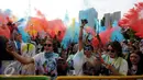 Beragam warna dilempar ke udara saat puncak gelaran Colour Run 2016 di Parkir Timur Senayan, Jakarta, Minggu (7/8). Tampak sejumlah muda mudi berpesta warna pada puncak event lari santai 5K Colour Run 2016. (Liputan6.com/Helmi Fithriansyah)