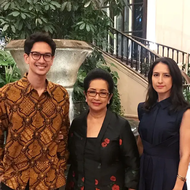 Jarang Terekspos, Ini 6 Potret Kebersamaan Dimas Beck dan IbundaJarang Terekspos, Ini 6 Potret Kebersamaan Dimas Beck dan Ibunda
