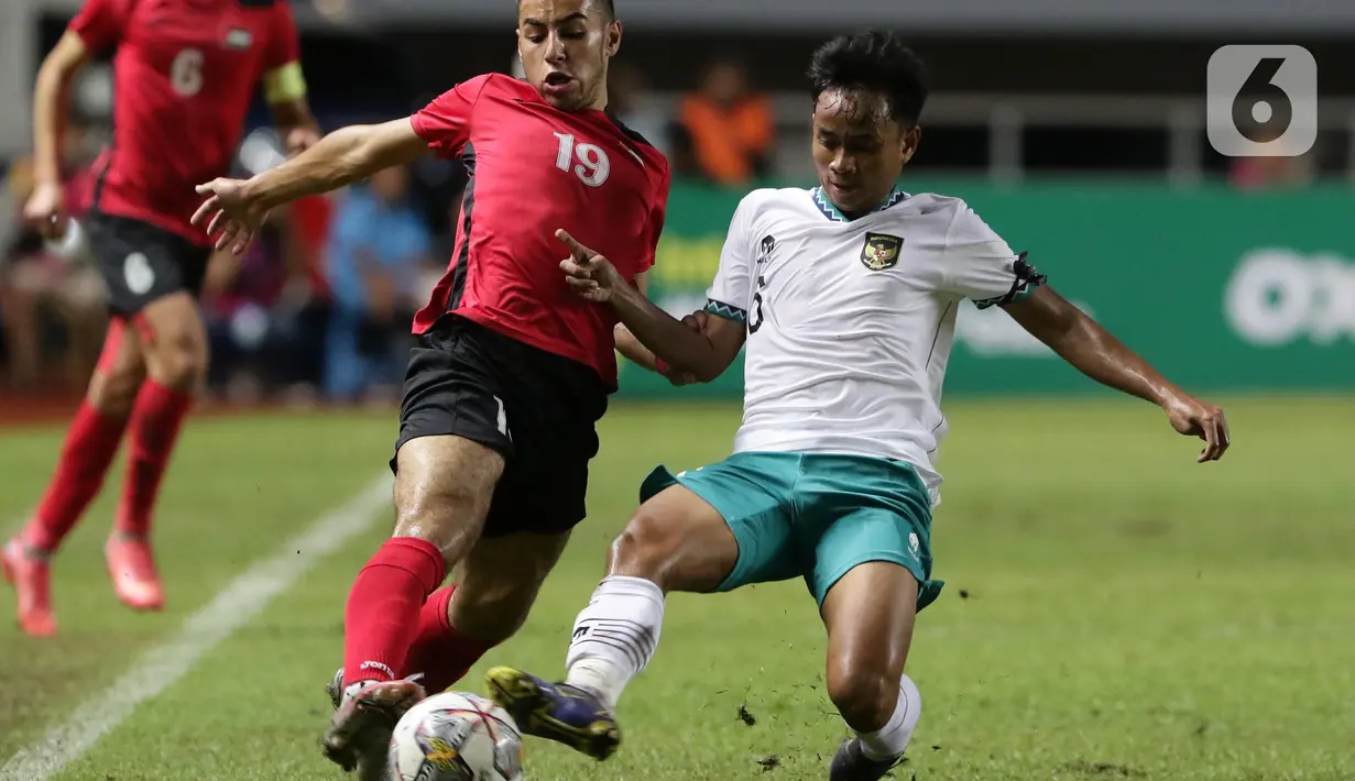 Pemain Timnas U-17 Indonesia, M Hanif Ramadhan (kanan) berebut bola dengan Mahmoud Radi (Palestina U-17) pada Kualifikasi Grup B Piala Asia U-17 2023 di Stadion Pakansari, Kab. Bogor, Jawa Barat, Jumat (7/10/2022). Kemenangan atas Palestina memperbesar peluang timnas U-17 Indonesia lolos ke Piala Asia U-17 2023. (Liputan6.com/Helmi Fithriansyah)
