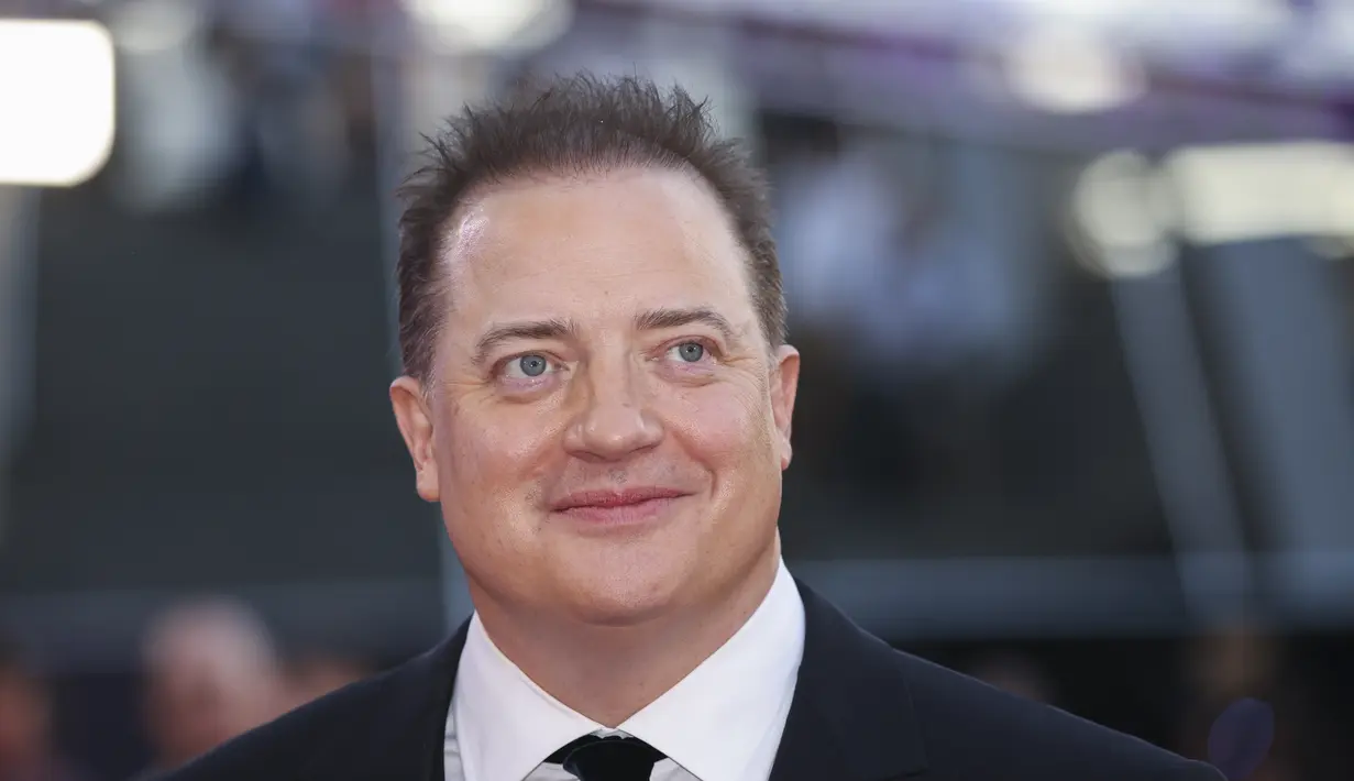 Brendan Fraser berpose untuk fotografer saat tiba untuk pemutaran perdana film 'The Whale' selama Festival Film London 2022 di London, Selasa, 11 Oktober 2022. Brendan menata rambutnya dengan gaya spike di acara tersebut. (Photo by Vianney Le Caer/Invision/AP)