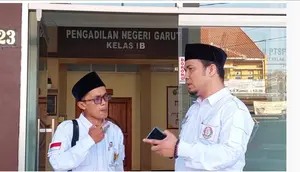 Kuasa Hukum korban, Jointar Gultom bersama rekan, saat mendatangi kantor Kejati, Jawa Barat. (Liputan6.com/Jayadi Supriadin)