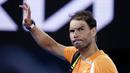 Petenis Spanyol, Rafael Nadal, tampak kecewa usai ditaklukkan petenis Amerika Serikat, Mackenzie McDonald, pada Australian Open 2023 di Melbourne Park, Rabu (18/1/2023). Nadal kalah 6-4, 6-4, 7-5 dari Mackenzie. (AP Photo/Asanka Brendon Ratnayake)