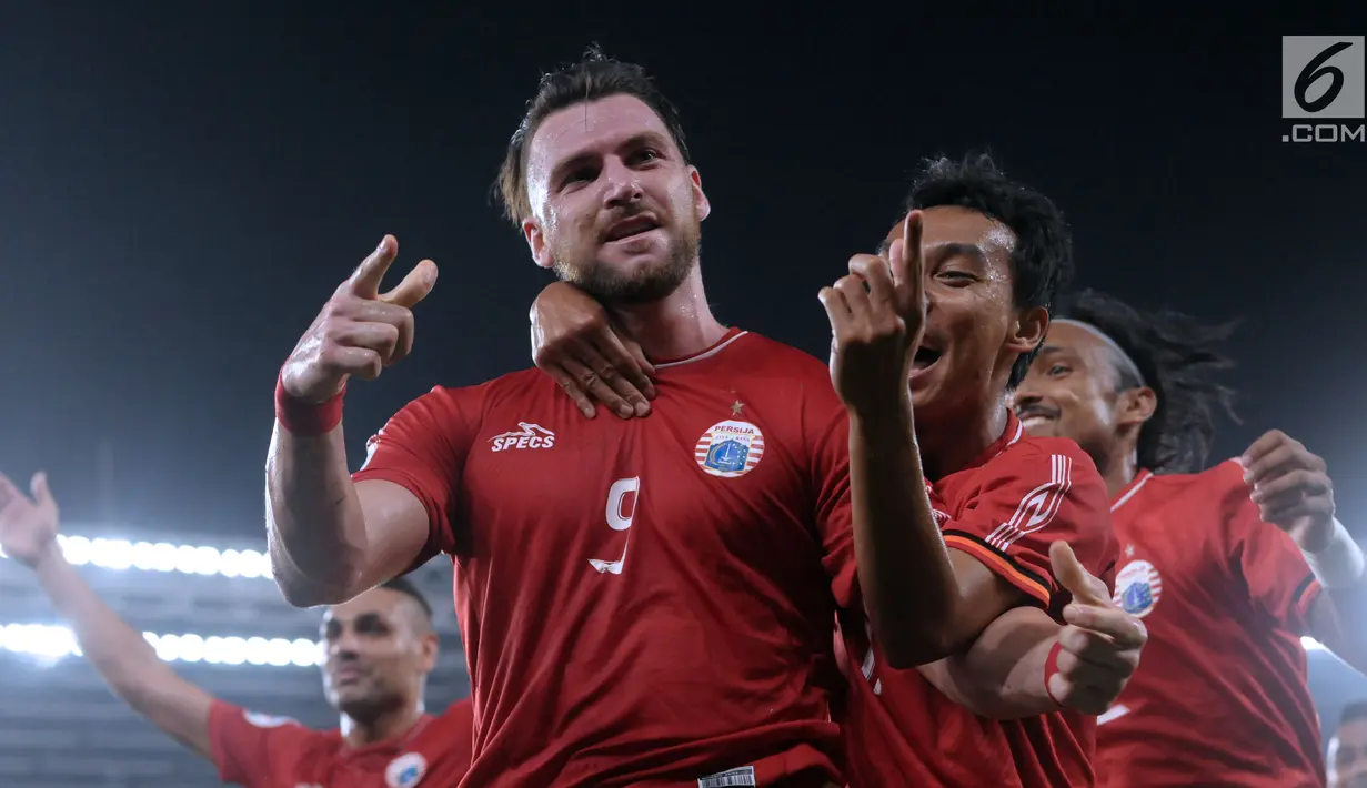 Pemain Persija, Marko Simic bersama pemain lainnya merayakan gol ke gawang Johor Darul Takzim pada lanjutan penyisihan Grup H Piala Asia 2018 di Stadion GBK, Jakarta, Selasa (10/4). Persija menang telak 4-0. (Liputan6.com/Helmi Fithriansyah)