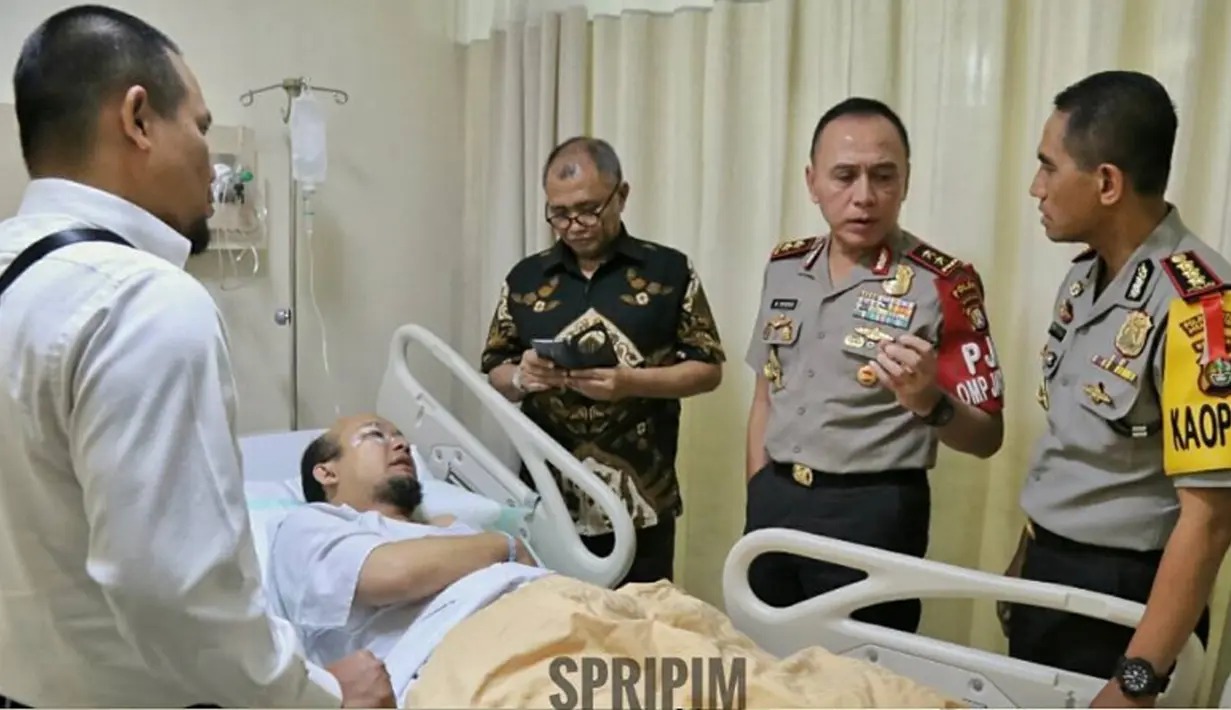 Kapolda Metro Jaya, Irjen M Iriawan, Ketua KPK, Agus Rahardjo dan Kapolres Metro Jakarta Utara menjenguk Novel Baswedan yang menjadi korban kekerasan menggunakan air keras di RS Mitra Keluarga, Jakarta, Selasa (11/4). (Instagram/@spripimpoldametro)