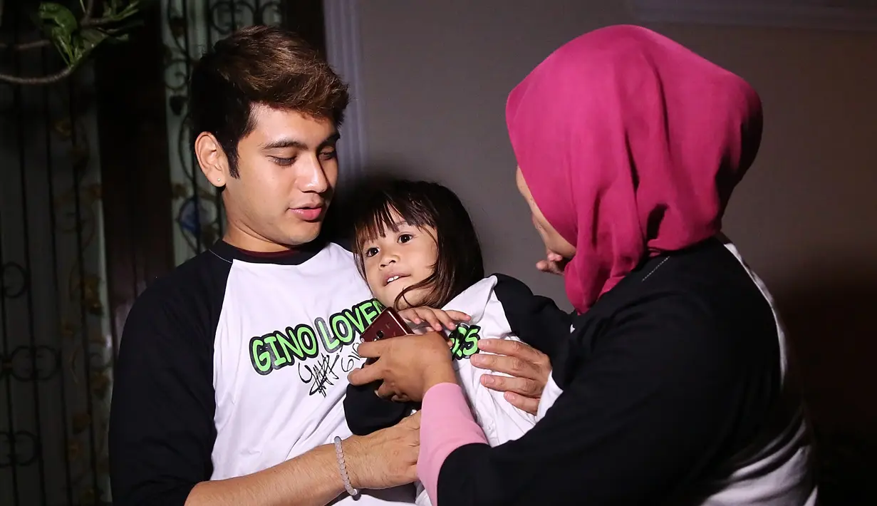 "Gino Lovers udah 5 tahun, dan udah sering ketemu juga. Tapi mata mereka tuh masih berbinar gitu kalau ketemu. Itu yang terkadang bikin gue nggak ngerti,” ucap Gino di kawasan Kebagusan, Jakarta Selatan, (8/2). (Bambang E. Ros/Bintang.com)