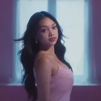 Di MV ini Naura tampil memesona dengan outfit-outfit estetik dan manis. [YouTube Trinity Optima Production]