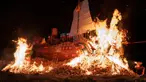 Kapal Wangkang dibakar pada upacara puncak agar arwah yang terkumpul dapat berlayar secara simbolis ke alam lain saat Festival Wangkang atau Kapal Kerajaan di Malaka, Malaysia, Kamis (11/1/2024). (AP Photo/Vincent Thian)