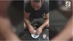 
Beberapa cara unik dilakukan pria asal Australia untuk membuat temannya berhenti merokok. Setelah bertahun-tahun, caranya ini ternyata berhasil.

 