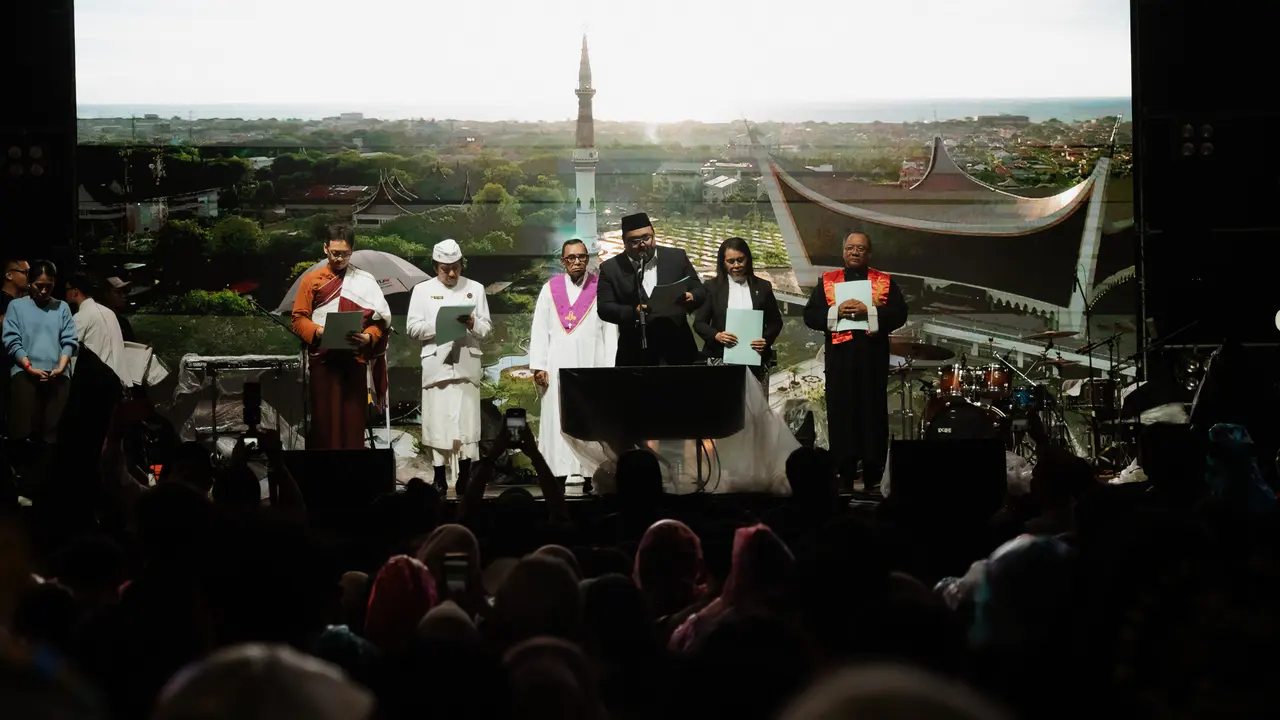 Doa bersama lintas agama yang dipimpin oleh enam pemuka agama, yaitu Islam, Kristen Protestan, Katolik, Hindu, Buddha, dan Konghucu dalam Tring! x Festiloka Panggung Nusantara 2026 (Istimewa)