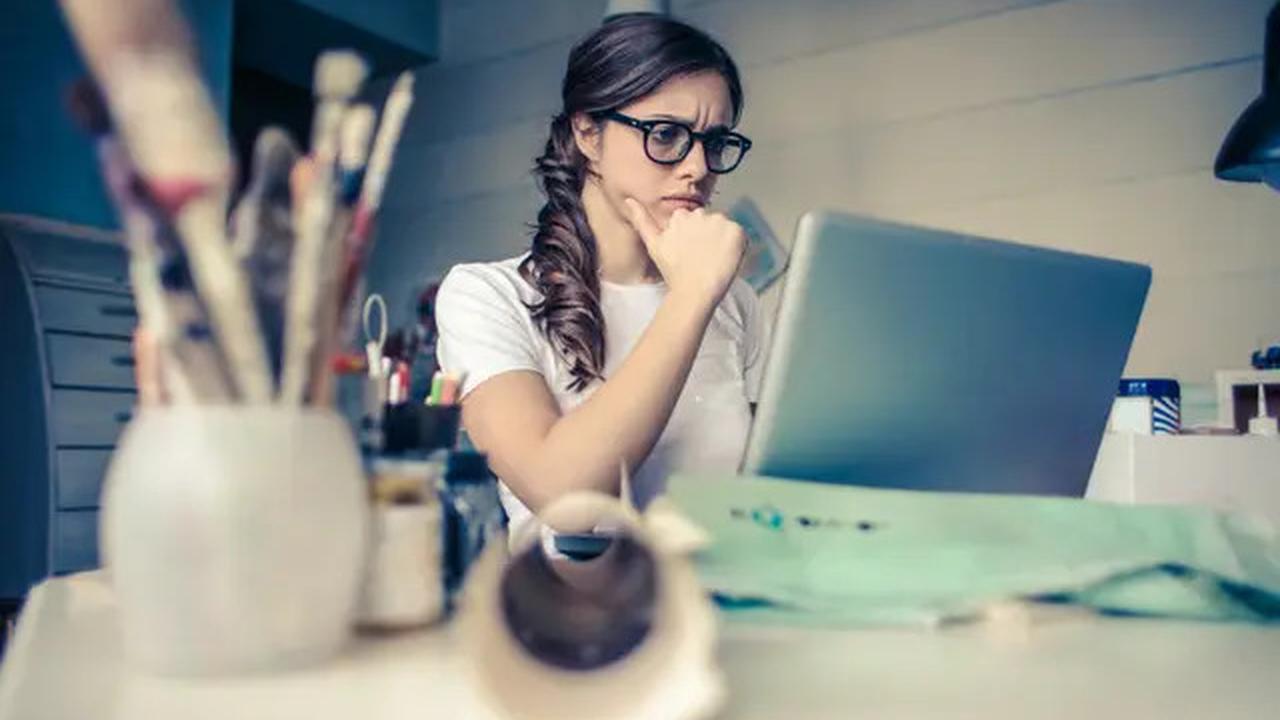 5 Tips Jaga Kesehatan Mata Saat Bekerja di Depan Laptop Seharian