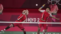 Ganda putri Indonesia, Greysia Polii / Apriyani Rahayu saat melawan Lee So-hee / Shin Seung-chan dari Korsel pada semifinal bulu tangkis Olimpiade Tokyo 2020, Jepang (31/7/2021). Greysia / Apri mencetak sejarah sebagai ganda putri Indonesia pertama yang ke final Olimpiade. (AP Photo/Dita Alangkara)