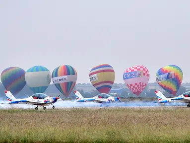 Para pecinta olahraga udara menyuguhkan pertunjukan aerobatik pada pembukaan Festival Kebudayaan dan Pariwisata Olahraga Udara ke-12 di Anyang, Provinsi Henan, China, 29 September 2020. Acara tersebut dibuka pada Selasa (29/9) dan akan berlangsung hingga 5 Oktober. (Xinhua/Feng Dapeng)