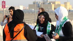 Beberapa suporter wanita Arab Saudi dari tim Al-Ahli siap memasuki stadion King Abdullah Sports City, Jeddah, (12/1/2018). Arab Saudi untuk pertama kalinya mengizinkan wanita menonton di stadion. (AFP/STRINGER)