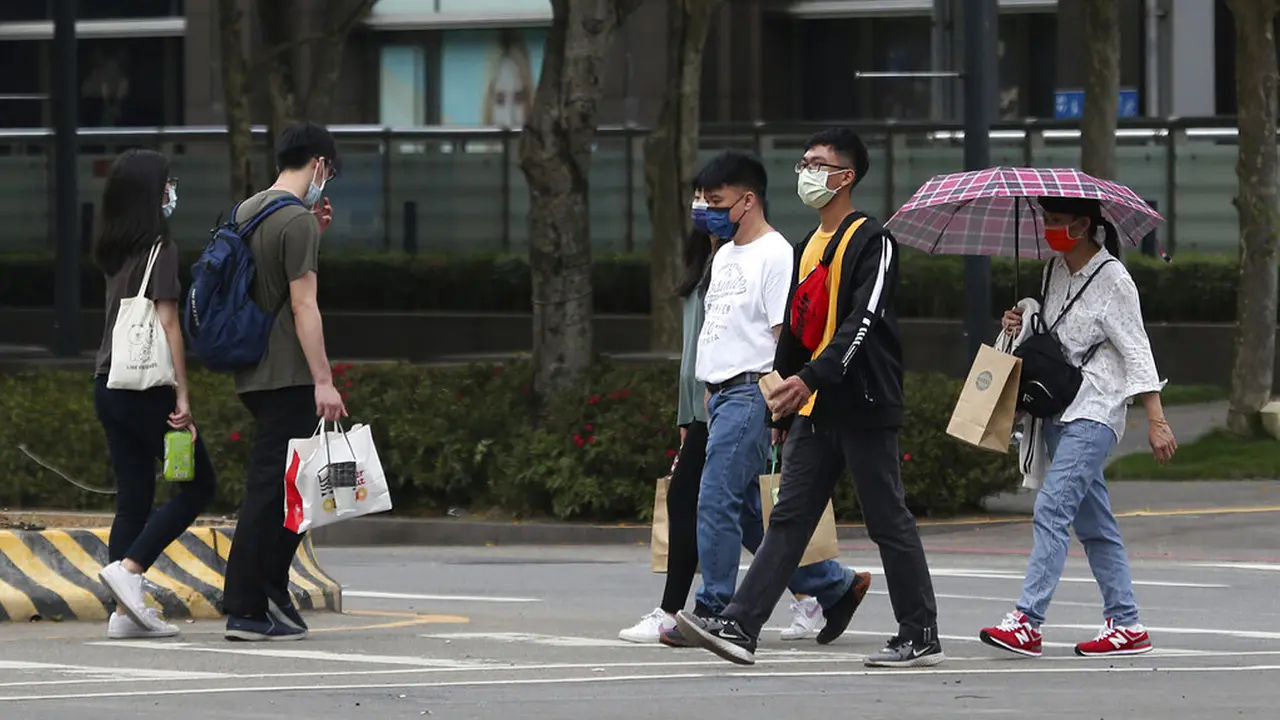 FOTO: Taiwan Berlakukan Pembatasan Perangi Pandemi COVID-19