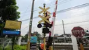 Petugas melakukan perawatan rambu perlintasan Rawa Bambu, Jakarta, Jumat (2/9). Dirjen Perkeretaapian Kemenhub mengusulkan penutupan 19 perlintasan sebidang di Jakarta yang telah dilengkapi jalan layang atau terowongan. (Liputan6.com/Helmi Fithriansyah)